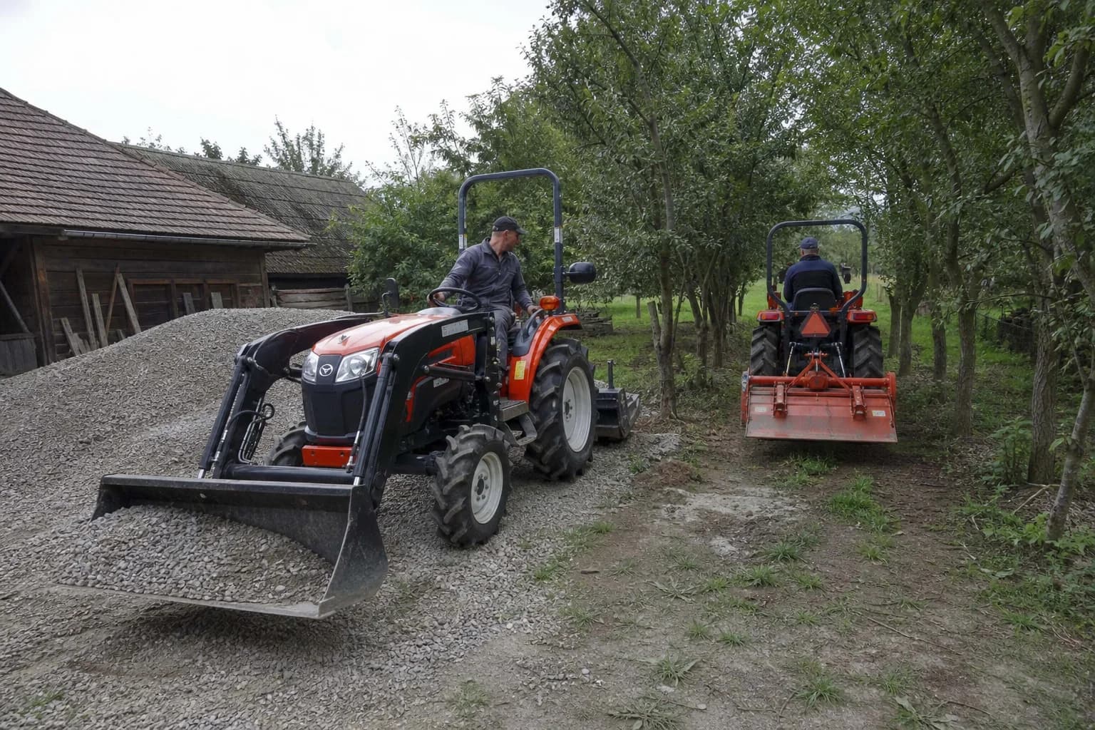 Dva malotraktory na hospodárskom dvore, jeden s čelným nakladačom pri štrku a druhý bez nakladača pri stromoch.